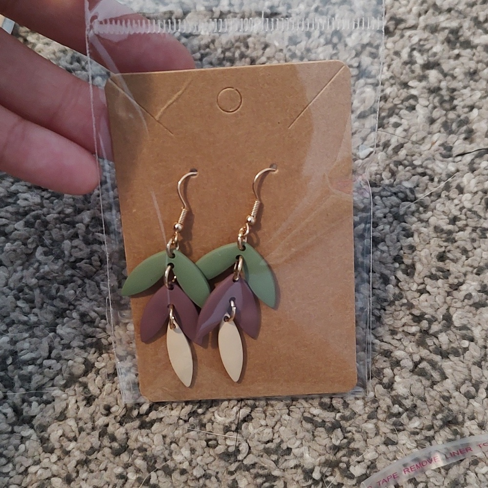 NWT Women Dangling Earrings